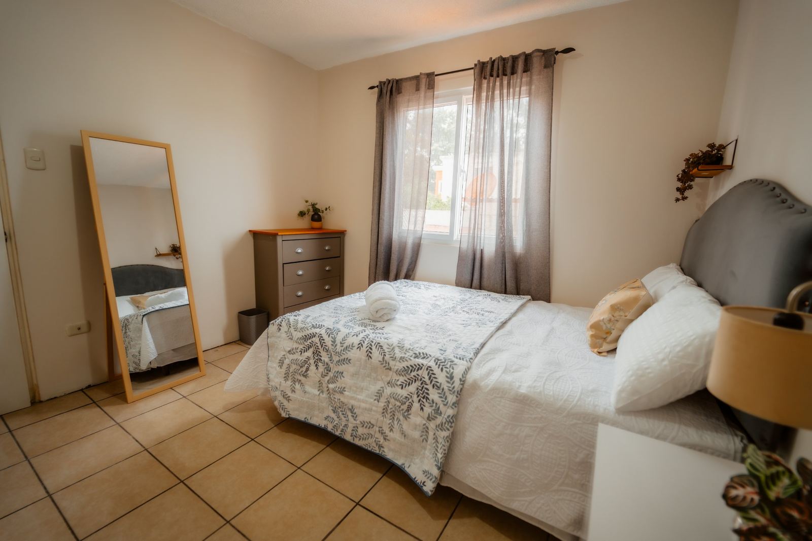 Habitación 2 con cama matrimonial de Casa Magnolia, Huehuetenango