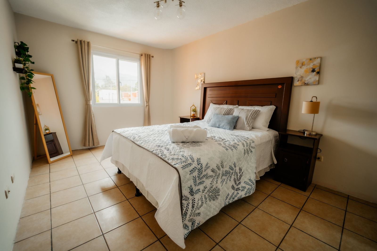 Habitación principal con cama Queen de Casa Magnolia, Huehuetenango